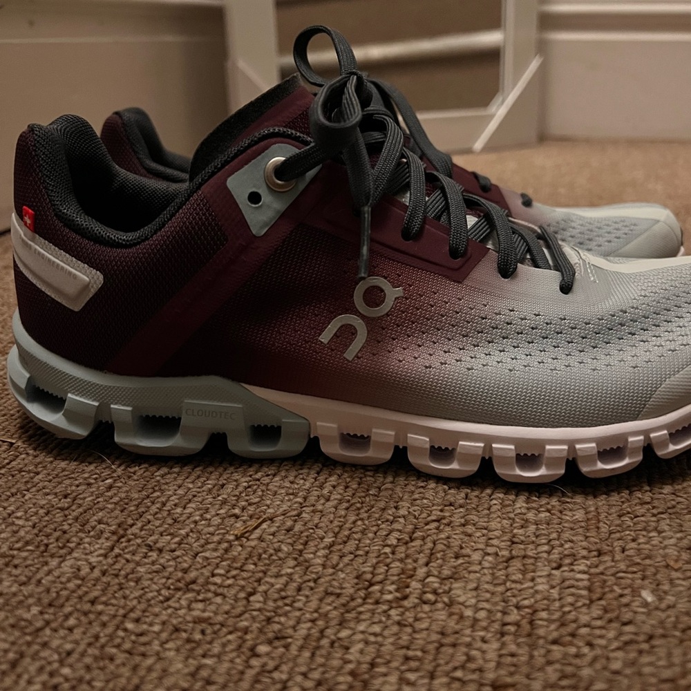 BRAND NEW On-Cloud, “Cloudflow” women’s athletic shoes. Worn ONCE.